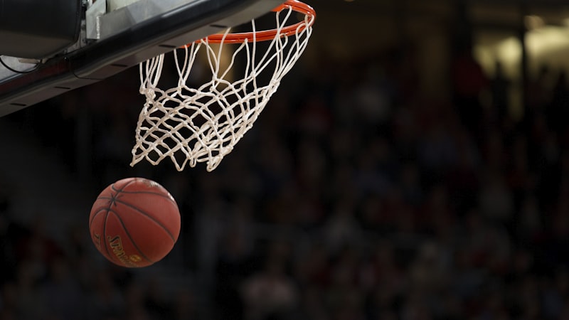 NBA总决赛第七场激烈对抗 - 篮球运动员扣篮